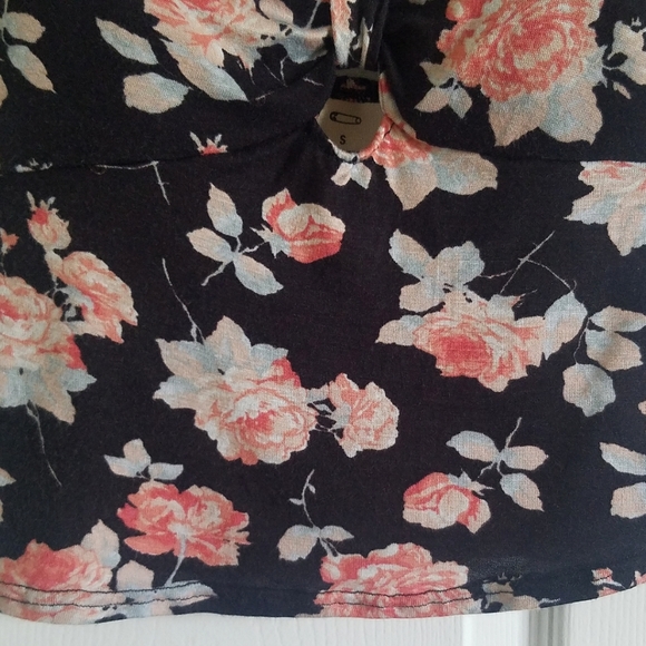 PINS & NEEDLES Black Floral Crop Top Small UO NWT - Picture 6 of 9